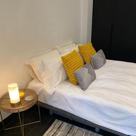 Appartamento Beautiful Modern Studio In High Street Kensington Londra Esterno foto