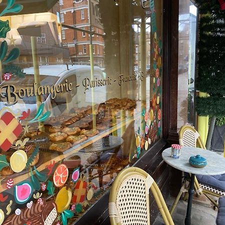 Appartamento Beautiful Modern Studio In High Street Kensington Londra Esterno foto