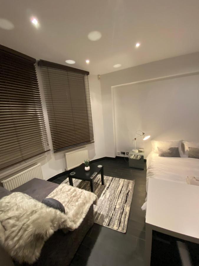 Appartamento Beautiful Modern Studio In High Street Kensington Londra Esterno foto