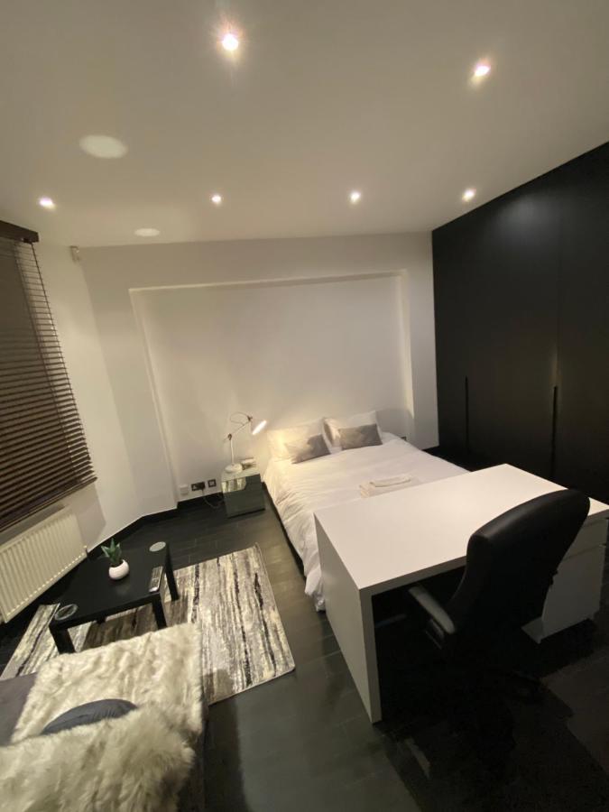 Appartamento Beautiful Modern Studio In High Street Kensington Londra Esterno foto