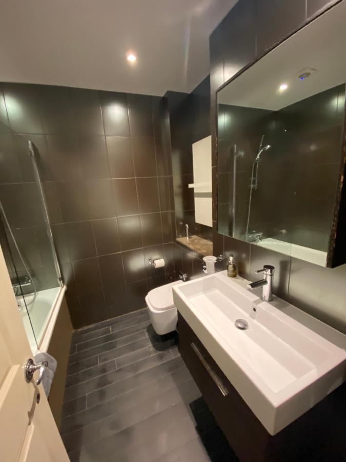 Appartamento Beautiful Modern Studio In High Street Kensington Londra Esterno foto