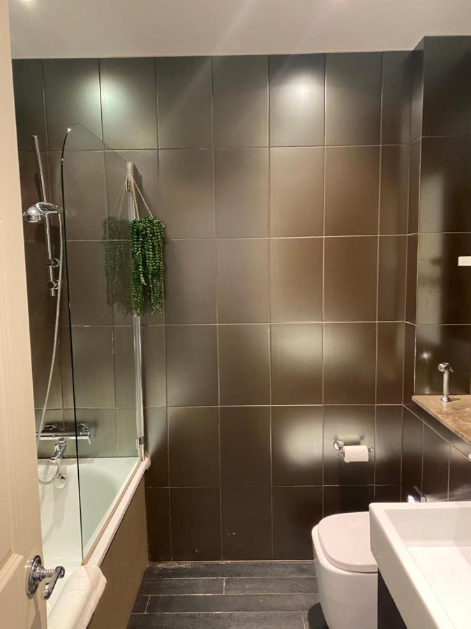 Appartamento Beautiful Modern Studio In High Street Kensington Londra Esterno foto