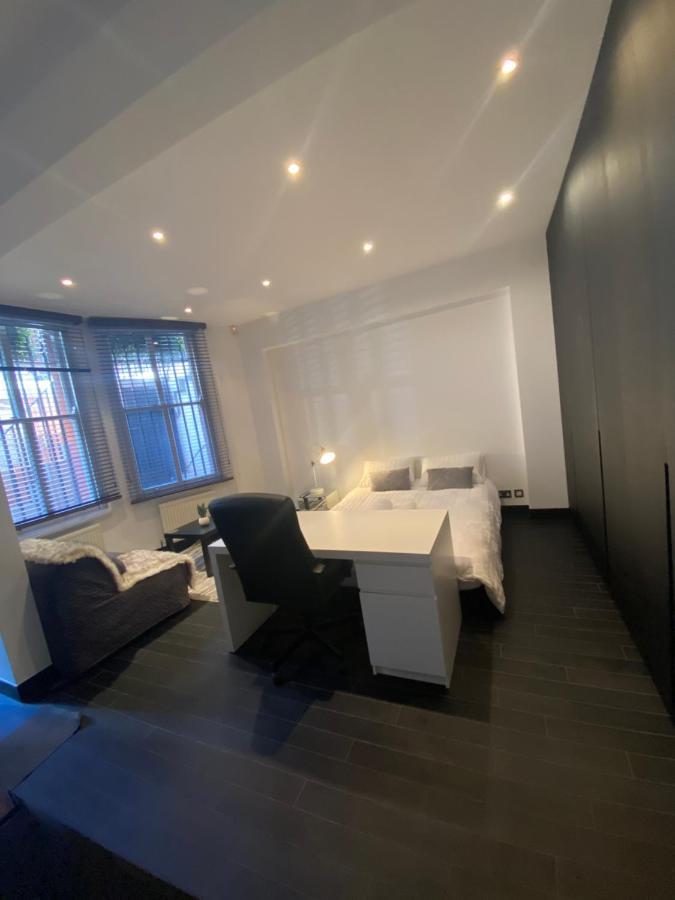 Appartamento Beautiful Modern Studio In High Street Kensington Londra Esterno foto