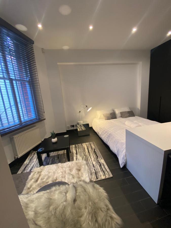 Appartamento Beautiful Modern Studio In High Street Kensington Londra Esterno foto