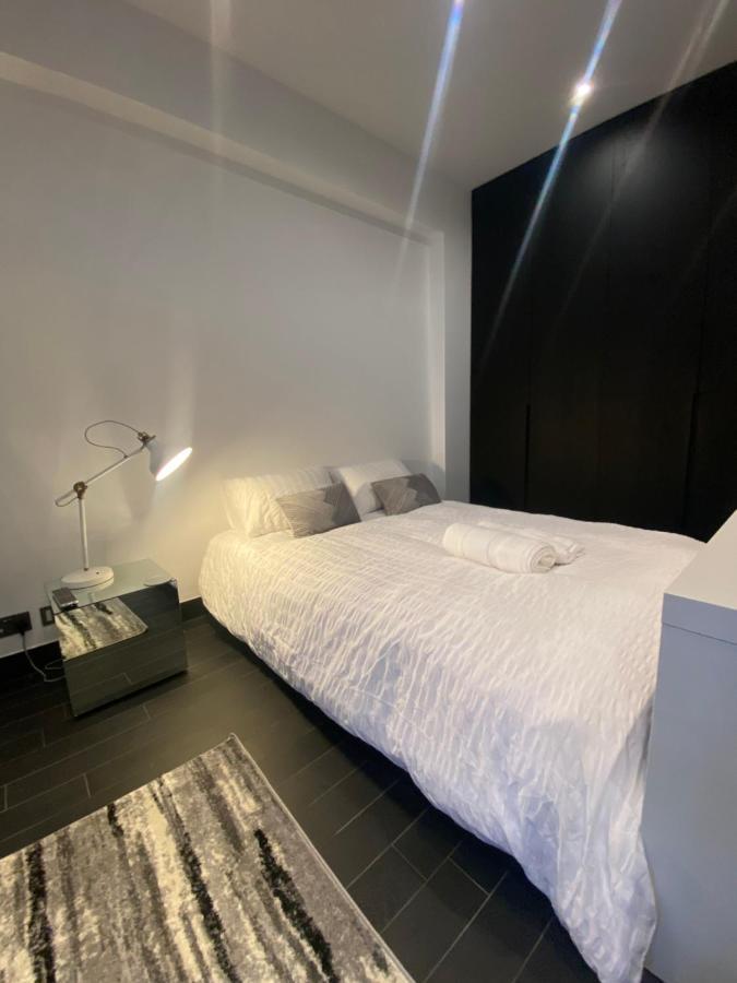 Appartamento Beautiful Modern Studio In High Street Kensington Londra Esterno foto
