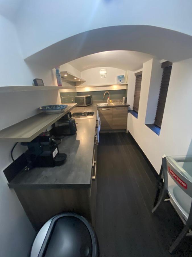 Appartamento Beautiful Modern Studio In High Street Kensington Londra Esterno foto