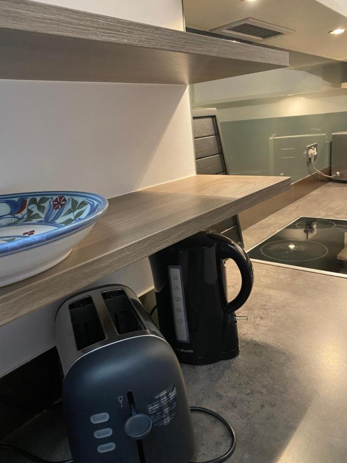 Appartamento Beautiful Modern Studio In High Street Kensington Londra Esterno foto