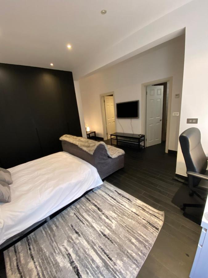 Appartamento Beautiful Modern Studio In High Street Kensington Londra Esterno foto