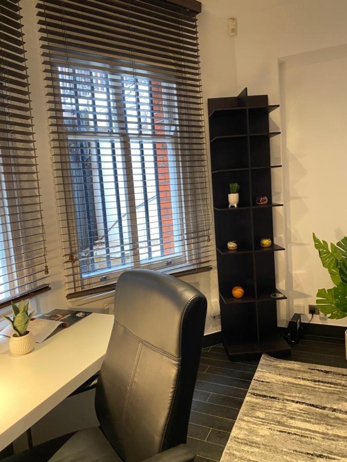 Appartamento Beautiful Modern Studio In High Street Kensington Londra Esterno foto