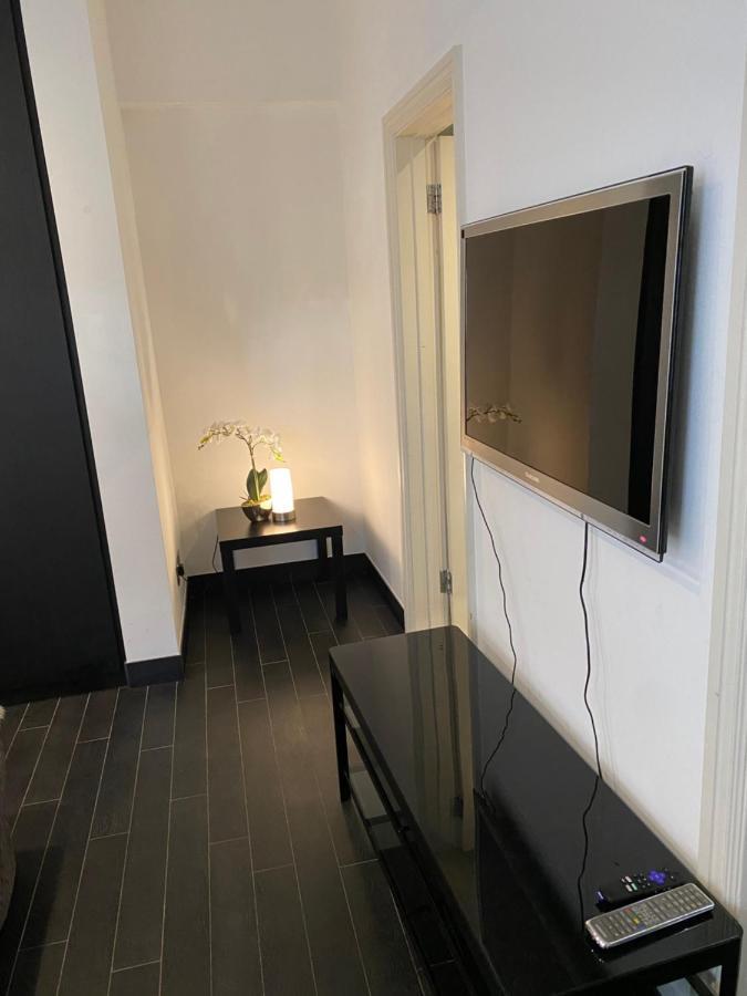 Appartamento Beautiful Modern Studio In High Street Kensington Londra Esterno foto