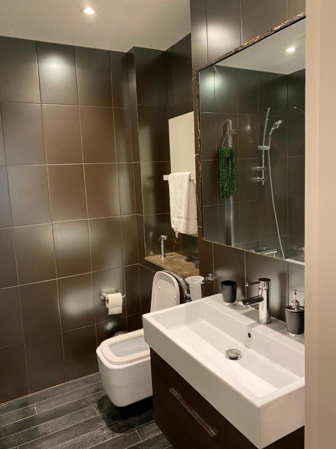 Appartamento Beautiful Modern Studio In High Street Kensington Londra Esterno foto