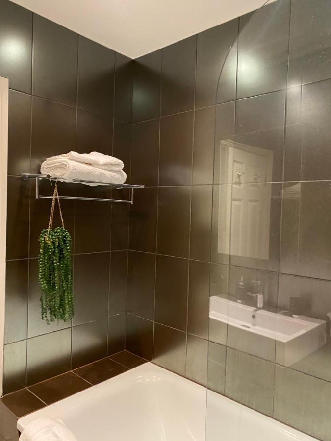 Appartamento Beautiful Modern Studio In High Street Kensington Londra Esterno foto